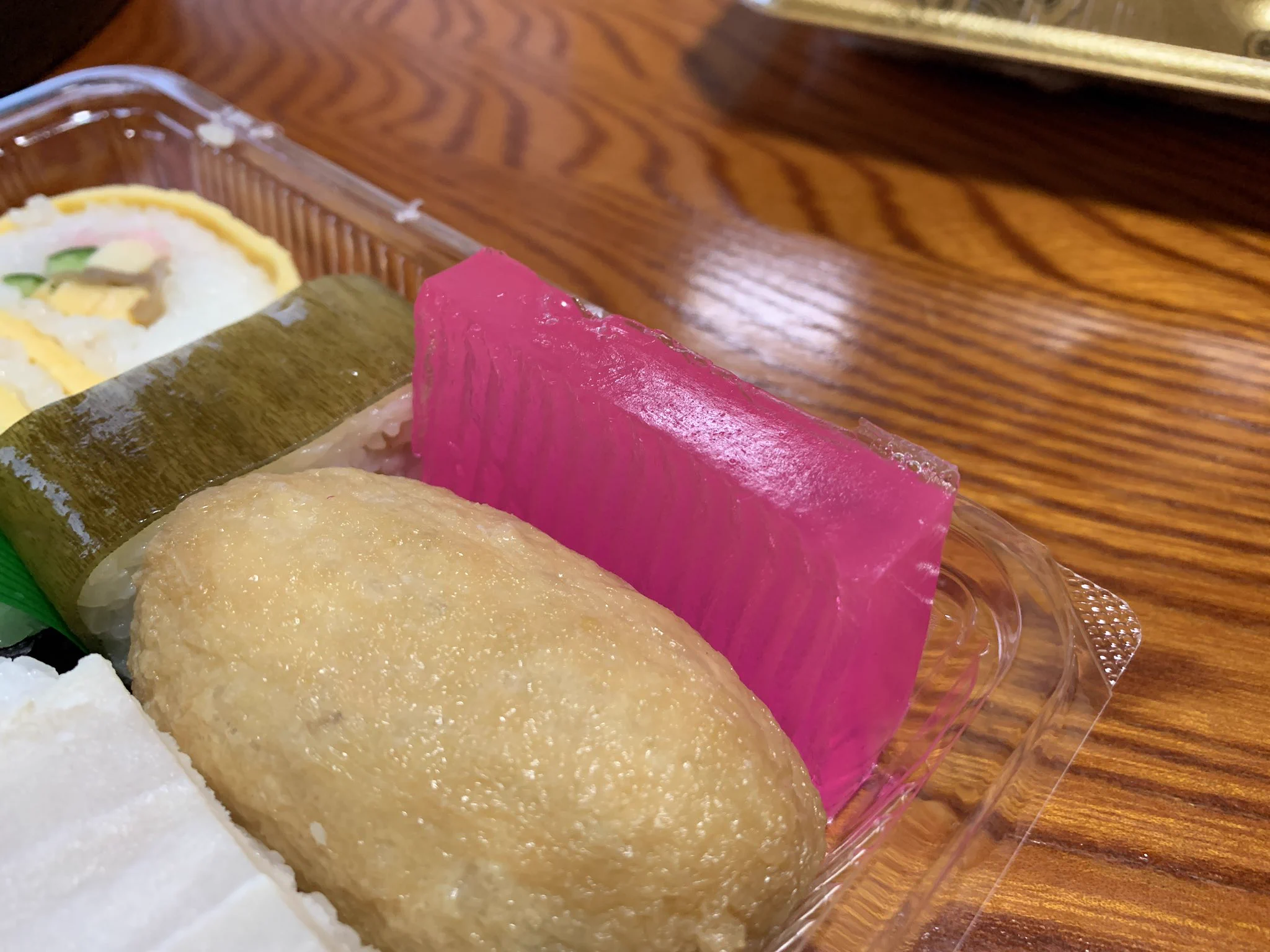 ケミカルすぎる羊羹･･･？高知県のスーパーでお寿司を買ったら普通は見かけないものが入ってた？！