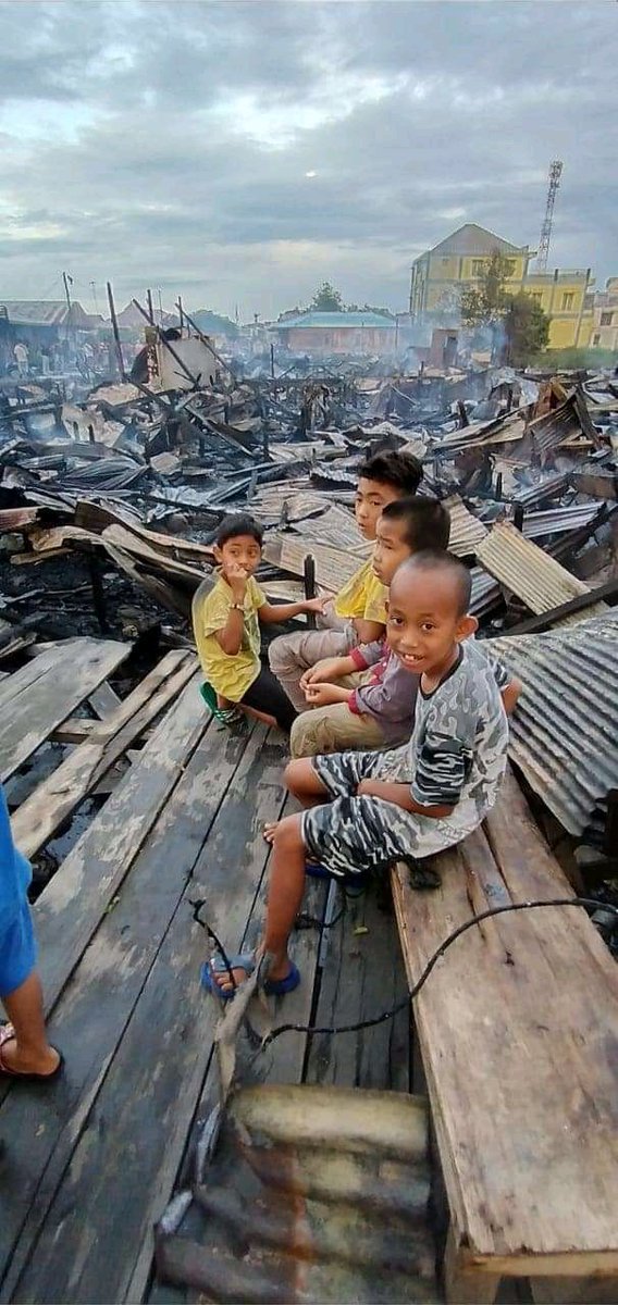 lightadoree's tweet photo. Selamat malam, aku tau mutual aku pada baik jadi aku boleh minta tolong buat bantu rt? Jadi di kota ku kota Bontang di jalan tembang rawaindah terkena musibah kebakaran jam 03:00 wita, rumah yg terbakar mencapai 30-50 rumah. Jadi aku berniat untuk membantu mengumpulkan dana. https://t.co/uAh6SXliyR