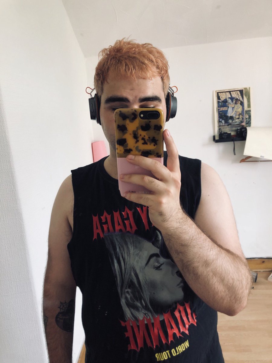 AndrewWakeham's tweet photo. Did I cut off the sleeves off this #Joannetour shirt....yes I did 🔥 https://t.co/07GhHSqKoP