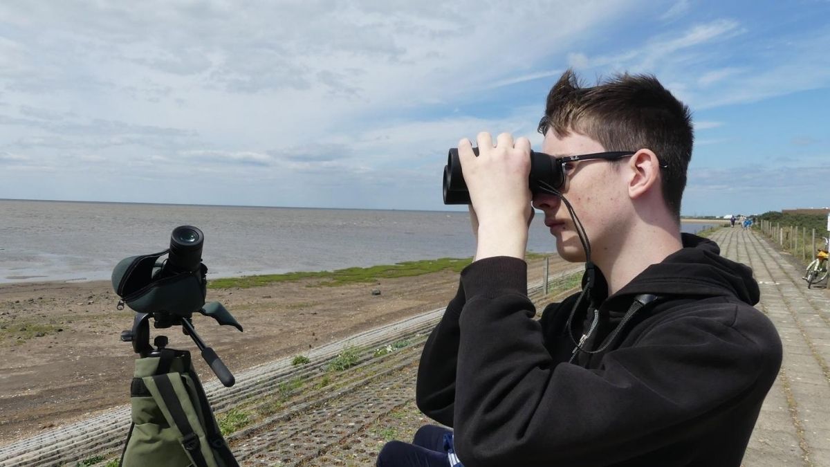 .  @Alexbirder1 is a 16yo birder from NW London, passionate about wildlife and conservation, birding a local patch and volunteering at a local nature reserve to help wildlife. Living in London, he has become interested in urban birding. Read his blog:  https://greenshankbirding.blogspot.com/ 