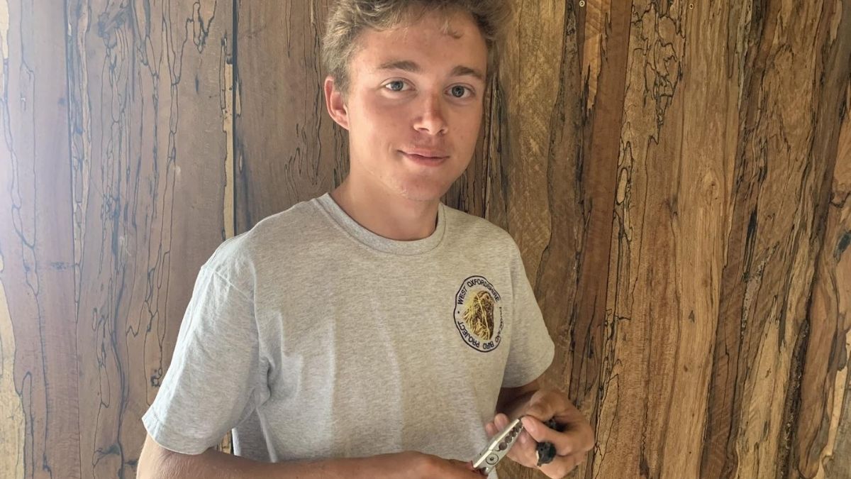 18yo  @NoahWal01 has been hooked on birding since he was 8 and started bird ringing and nest recording for the BTO when he was 13. Since then the hobby has become an obsession and he set up the  @WOXFarmBirds project, aiming to conserve farmland birds in Oxfordshire.