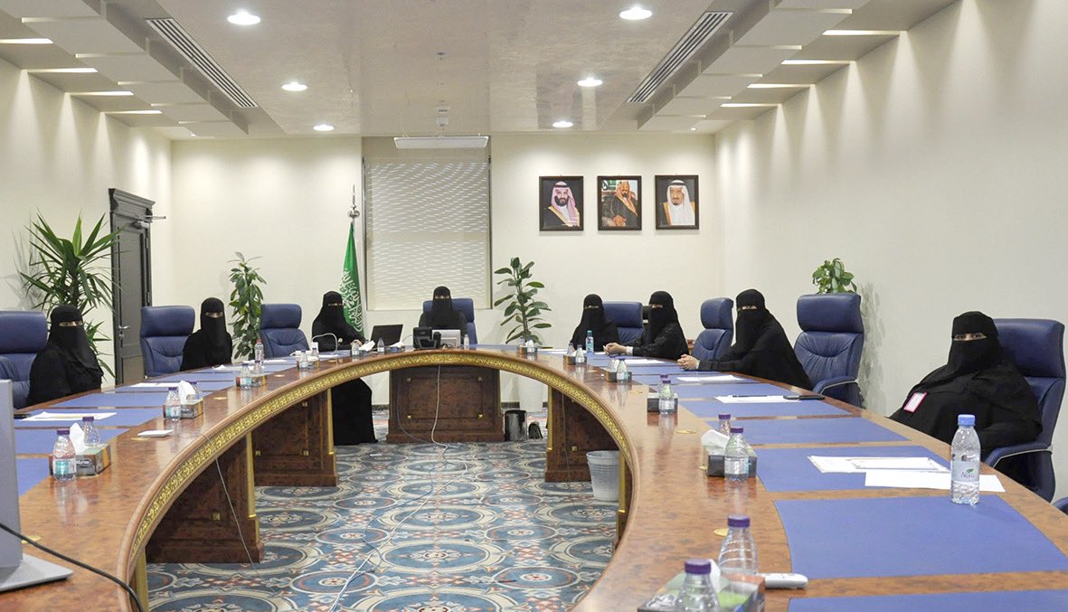 Qassimmun's tweet photo. أمانة منطقة القصيم ممثلة بالبلدية الفرعية النسائية بمدينة بريدة تعقد ملتقى (بعملنا نرتقي) عبر الاتصال المرئي وذلك لتبادل الخبرات والتجارب الناجحة بين الأقسام النسائية على مستوى أمانات المناطق. https://t.co/y1JUCVIrDV