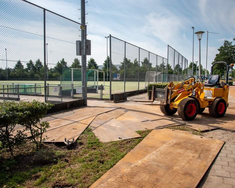 HockeyHBR's tweet photo. De ombouw van veld 2 is gestart! De komende maanden wordt veld 2 vervangen voor een waterveld. De volleybalvelden zijn hiervoor verdwenen en hebben deels plaats gemaakt voor een kijkterras op veld 2 #2ewaterveldHBR #latermeer #progress https://t.co/wkZEDQwOi2