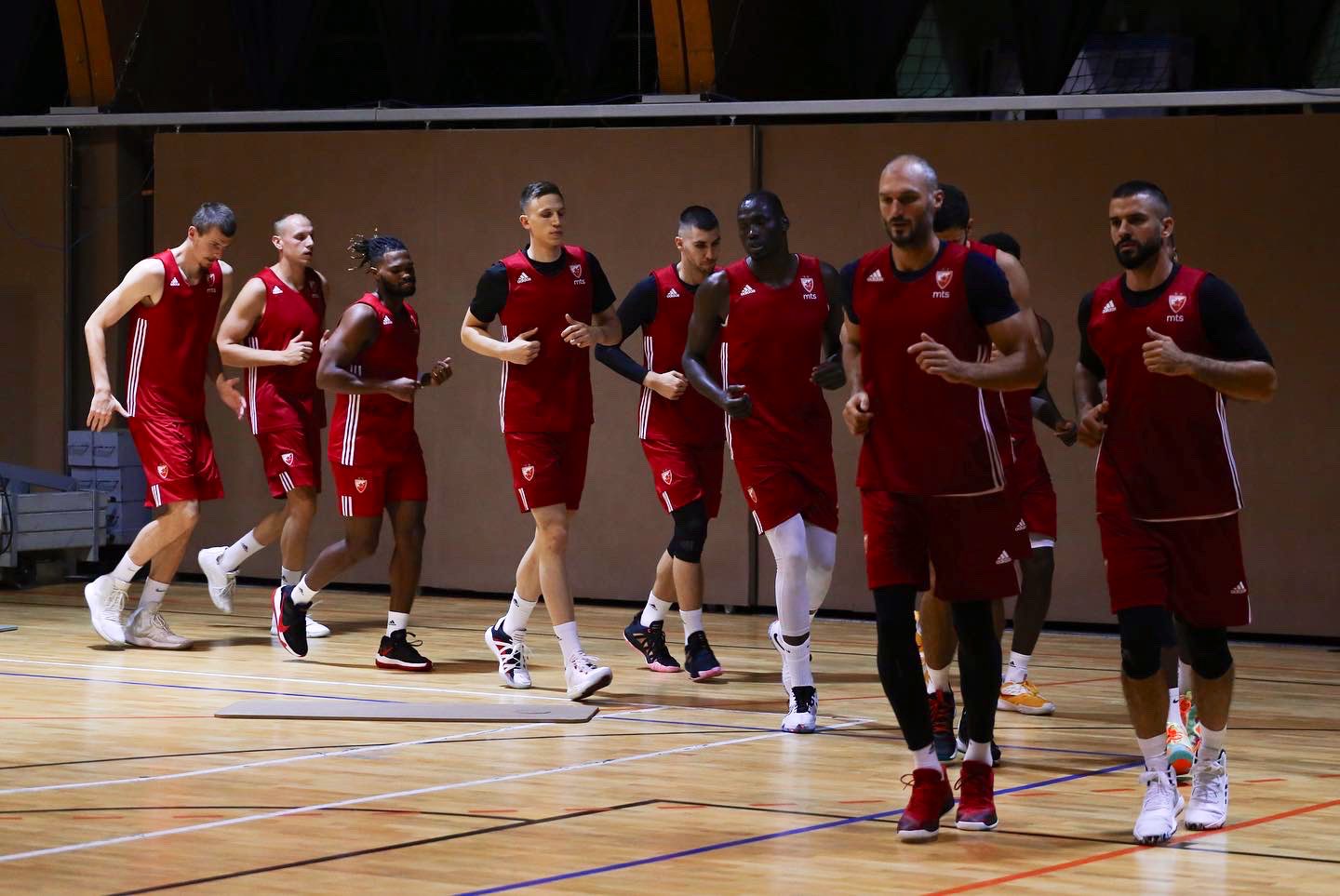 EfNvSksXsAIadhP?format=jpg&name=large