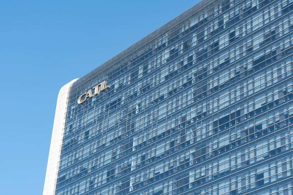 Reuters's tweet photo. China's CATL aims to make EVs drive further with new tech https://t.co/mWDhNtfzXF https://t.co/yQnh6Q3O8F