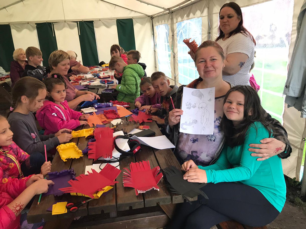 Par vajadzību attīstīt prasmes tiek runāts daudz – digitālās📱, komunikāciju 📢 u.c. prasmes.
Šovasar rīkojam īpašas nometnes, kurās ģimenes kopīgi darbojas ne tikai pie radošo, bet arī pie kopā būšanas prasmju attīstīšanas.💝
bit.ly/3fTW0Mq 
#nepaejgaram 
#NVOfonds2020