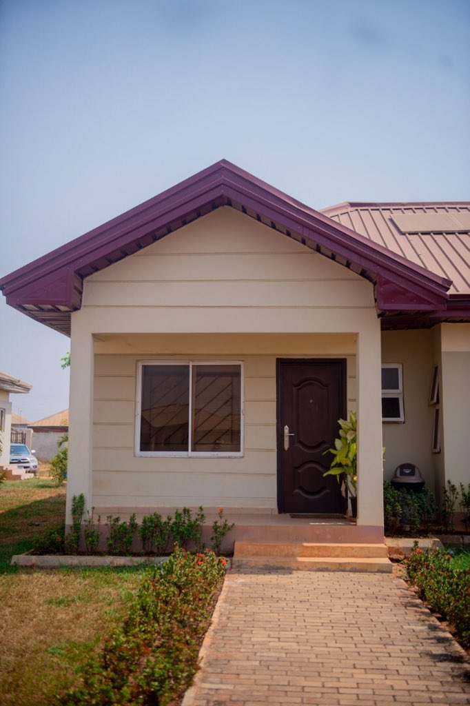 TheNewPhaseOfE1's tweet photo. Emotan Gardens : Obaseki Affordable Housing for Edo people

So far, 68 housing units are already sold out, as the second phase is set to begin in October. 

Edo Development and Property Agency (EDPA) commenced the housing estate project in June 2018, to provide beautiful homes https://t.co/PJucjk2bi8