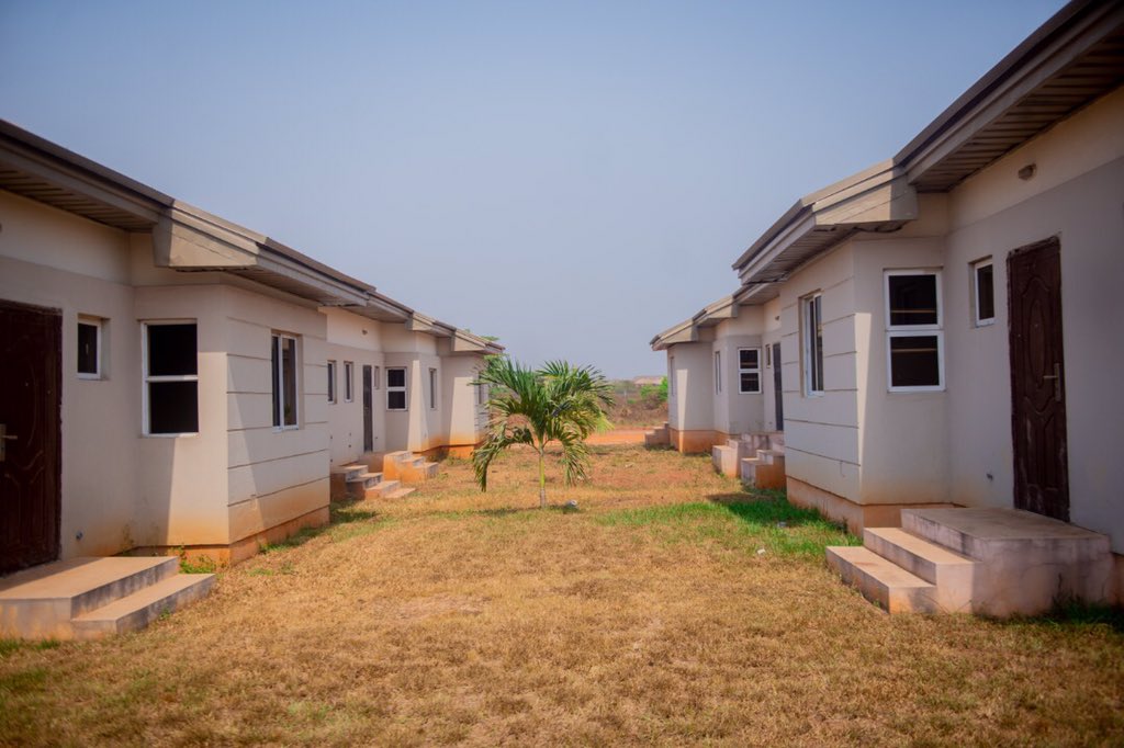 TheNewPhaseOfE1's tweet photo. Emotan Gardens : Obaseki Affordable Housing for Edo people

So far, 68 housing units are already sold out, as the second phase is set to begin in October. 

Edo Development and Property Agency (EDPA) commenced the housing estate project in June 2018, to provide beautiful homes https://t.co/PJucjk2bi8
