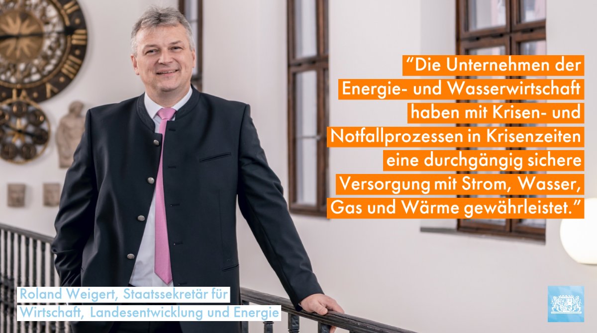 BayStMWi's tweet photo. Die #Energie- und Wasserwirtschaft gehört zur kritischen Infrastruktur. Staatssekretär @rolandweigert hat deshalb heute die Stadtwerke #Coburg nach erfolgreichem Audit mit dem Anti-Corona-Quick-Check des #vbew ausgezeichnet.
👏🏼 https://t.co/Heu6QHXzAc