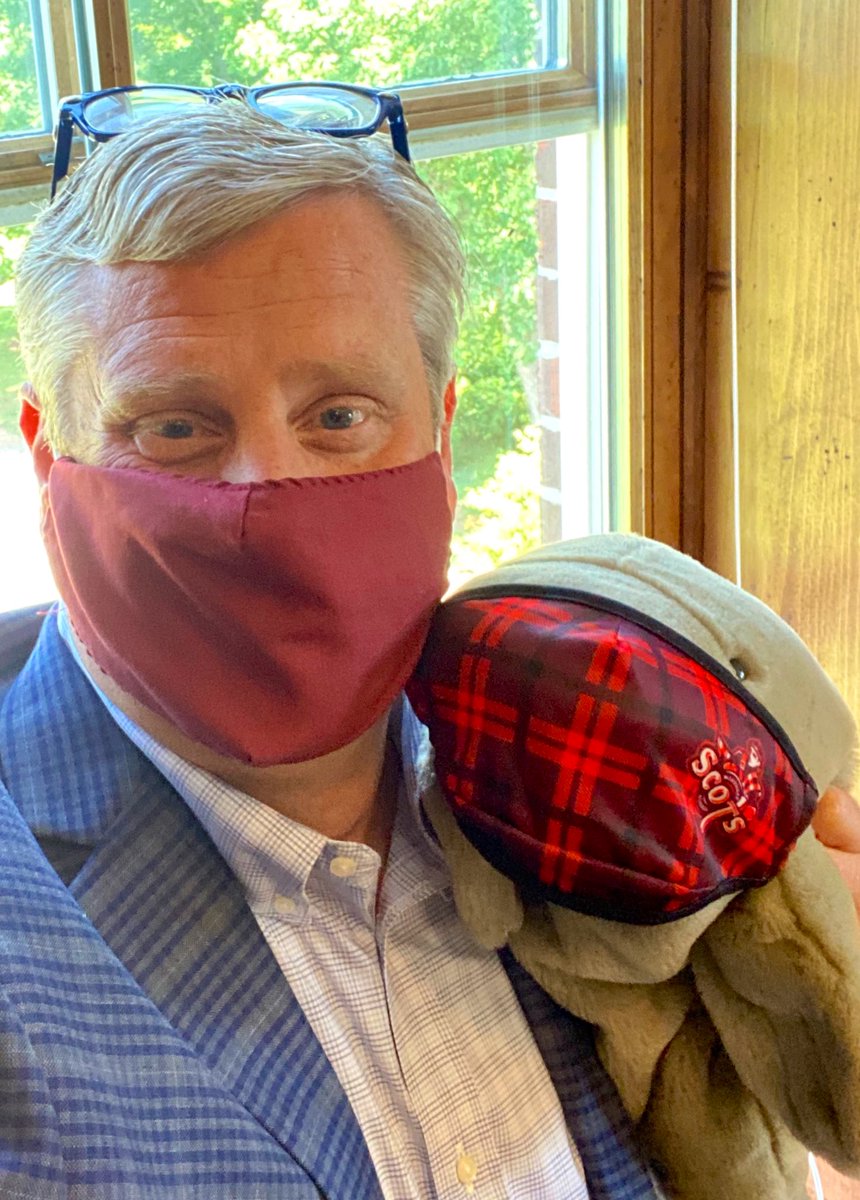 bcoker's tweet photo. Big news to share, @MaryvilleC–
I met “Hugh Manatee” today, campus celebrity & mascot of the Division of Humanities.
Day. Made. #maskup #scotshelpscots #maryvillecollege 👍🏻 👏🏻 🙌🏻 https://t.co/T4CNMEZHVq