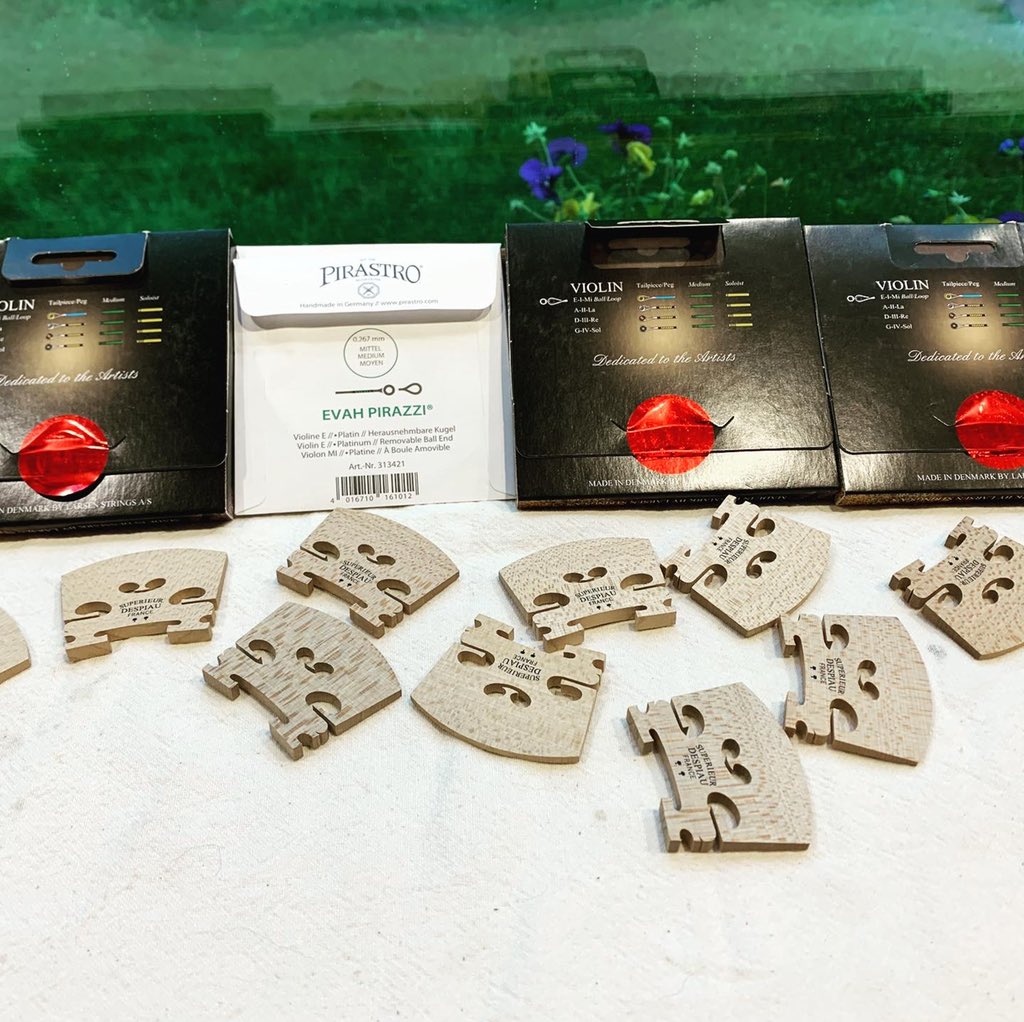 FeinViolins's tweet photo. Some of my new favorite violin strings. Larsen ‘Il Cannone’ &amp; Pirazzi Platinum E. Are they expensive? Yes. But they sound really, really nice. Which Larsen A do I like? “Warm &amp; Broad”. #violinstrings #larsenstrings #evahpirazzi https://t.co/nwPVyunXpT