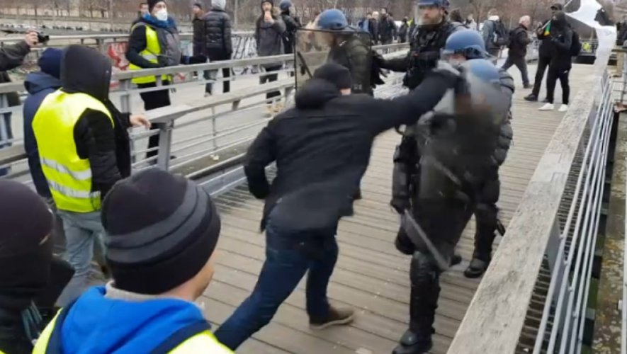 180Masseur51910's tweet photo. @RDivist @Arthur19Eld @La_Pollice @selonligpn #Chocolatine on dit Chocolatine pas pain au chocolat 
En 1968 vos copains hurlaient #CRS_SS en 2020 ils hurlent #ViolencesPolicières
Les mots ont changé mais l'idée reste la même
Se donner bonne conscience pour tabasser les #FDO et ne plus respecter l'#uniforme https://t.co/j5kq4mm1CD