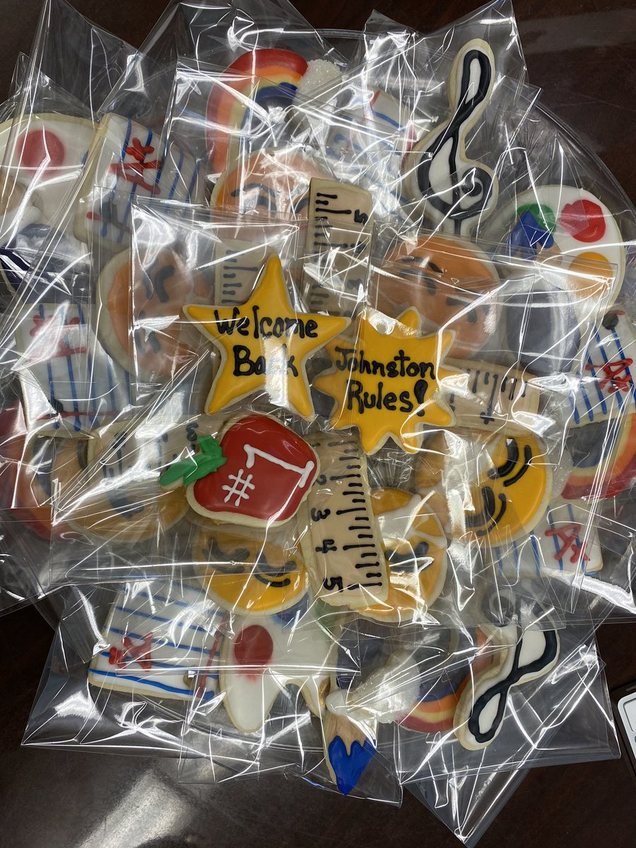 harrington_jn's tweet photo. Andi Dempsey-Vanderlee, these cookies are amazing!! Thank you so much! Our staff is so appreciative of your hardworking and thoughtfulness!! https://t.co/vhYw149CCh