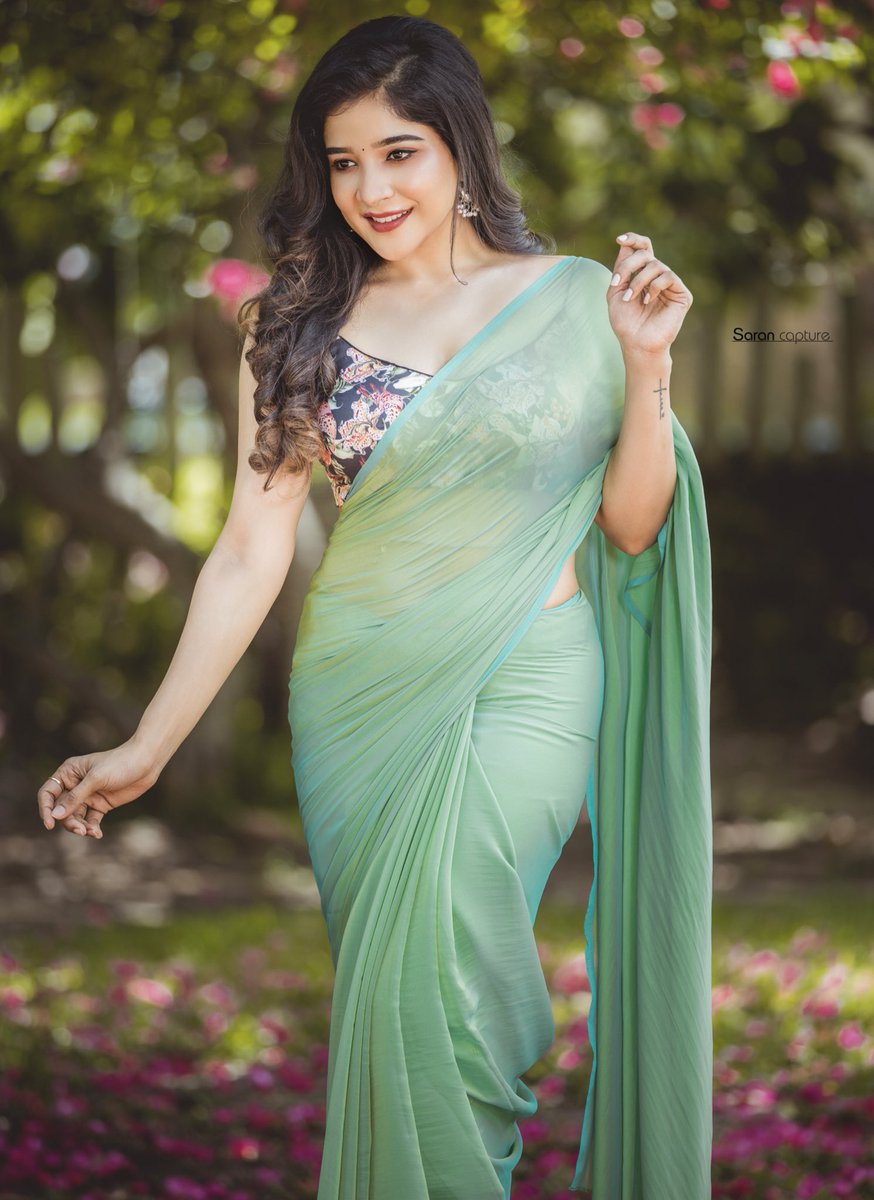 ssakshiagarwal's tweet photo. You can never go wrong with a Saree,
It works for me🥰🥰
For all those of you who asked me to post one🥰 #SareeTwitter #sareelove https://t.co/ddf3y5Bkda