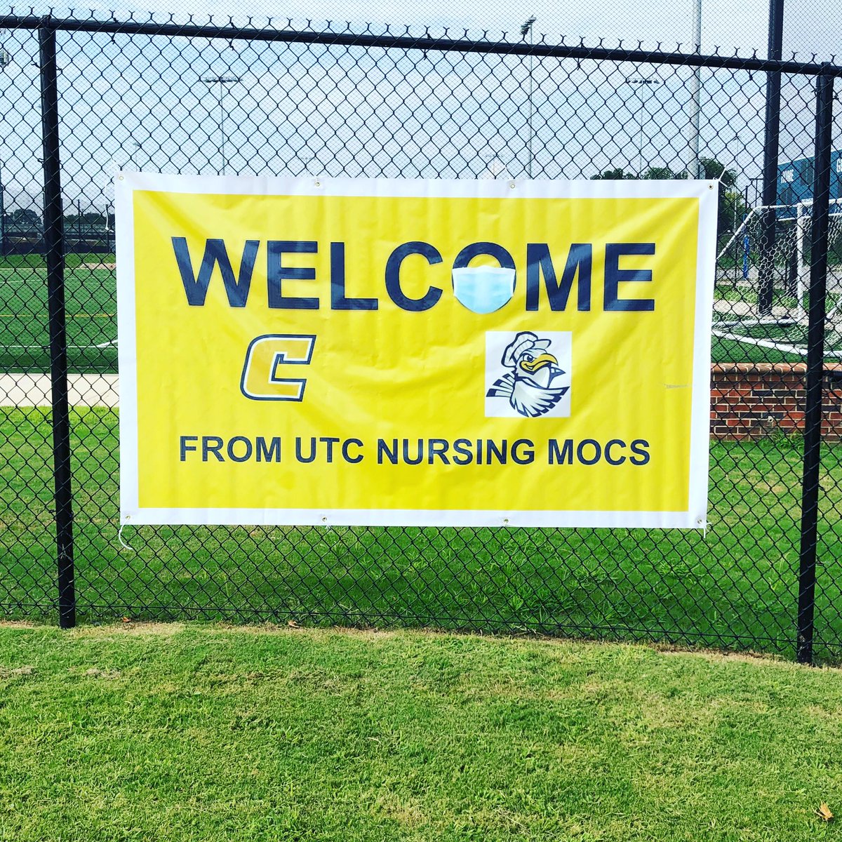 UTCNursing's tweet image. The School of Nursing welcoming students as they move in this week! #mocsmaskup