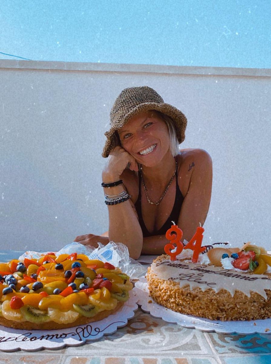 AmorosoOF's tweet photo. 34 anni Aleeee!
Non potevo festeggiare in maniera migliore!
Non ho la ricetta della felicità ma oggi credo di aver provato ed assaporato cosa questa parola voglia significare! 
MI SENTO COMPLETA e al mio cuore non manca più niente FINALMENTE!♥️
#auguriame #grazie #grataallavita https://t.co/WtyS3oc5rm