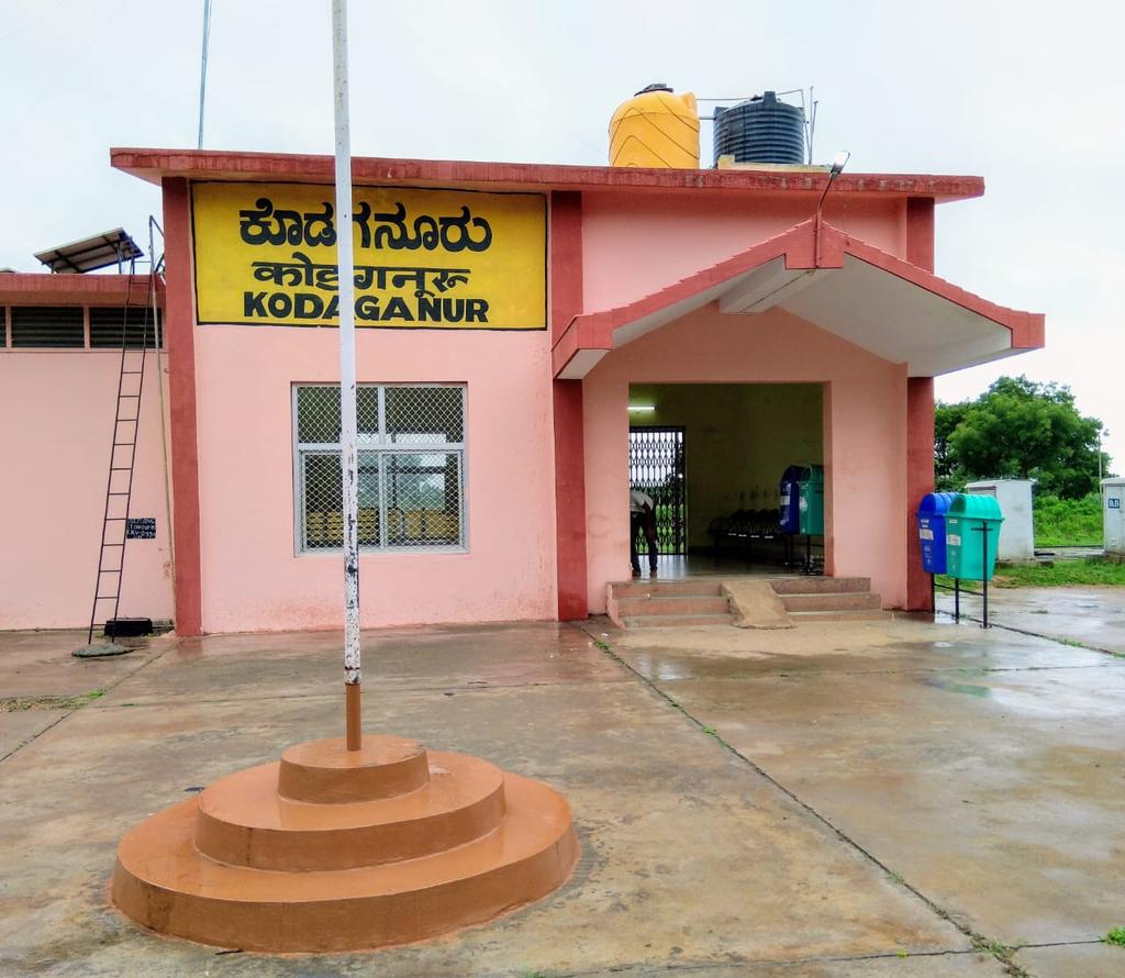 SWRRLY's tweet photo. Cleaning continues as a Mission!
Staff seen involved in cleaning Kodaganur station.
#IndianRailways #SwachhBharat #SwachRail #clean #Swachhathawithswrrly https://t.co/DZ8QqbrysX
