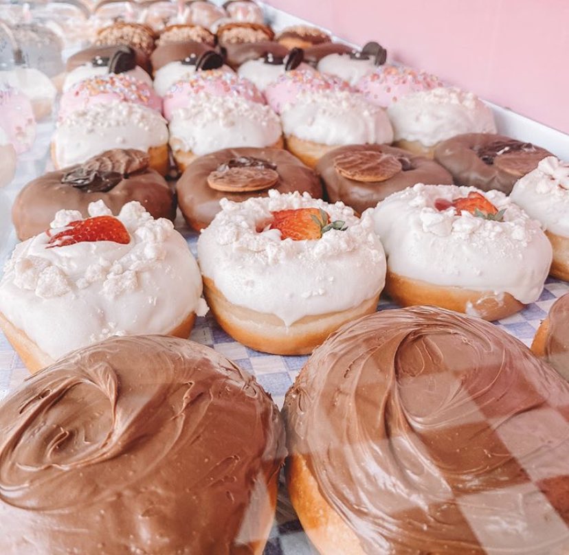 ShakeShakes_'s tweet photo. 1 de cada por favor 😂🤤
Difícil mesmo é resistir a essa vitrine!

🎈Avenida Pompeia,1912
Delivery pelo https://t.co/DoeFRxYnP0 ou apps.

#shakeshakemilkshakes #donuts https://t.co/n8oc8cio4R
