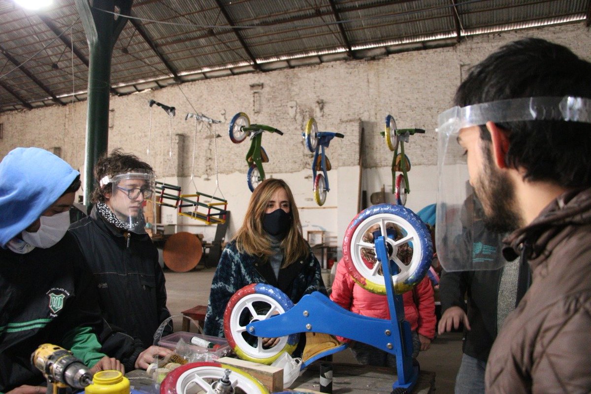 En la fría mañana de hoy vinimos al Polo Productivo de Tolosa, junto a @CintiaRMansilla y <a href="/CNuestrapatria/">C NuestraPatria</a>.
Aquí la Comunidad Ferroviaria está llevando un gran trabajo con distintas agrupaciones que se organizan para poner en funcionamiento el taller con proyectos diversos
(sigue)