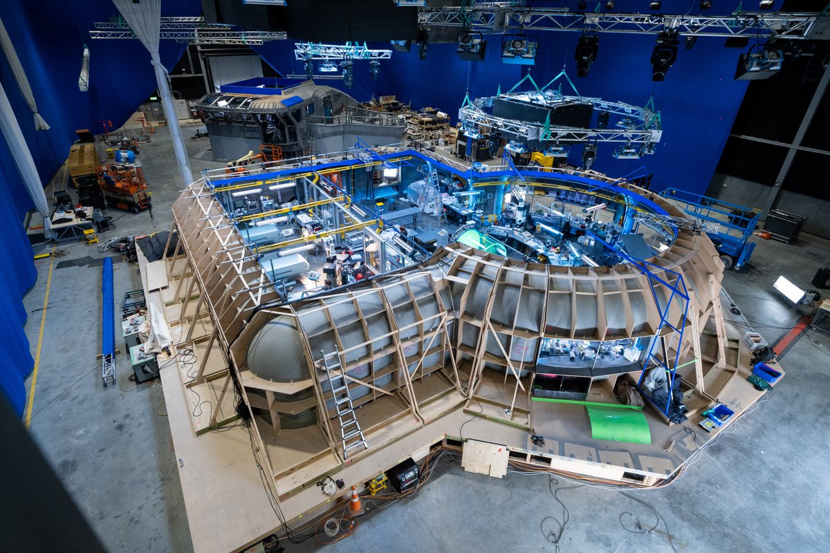 officialavatar's tweet photo. And a wide shot of the lab: https://t.co/asec9R2jfj