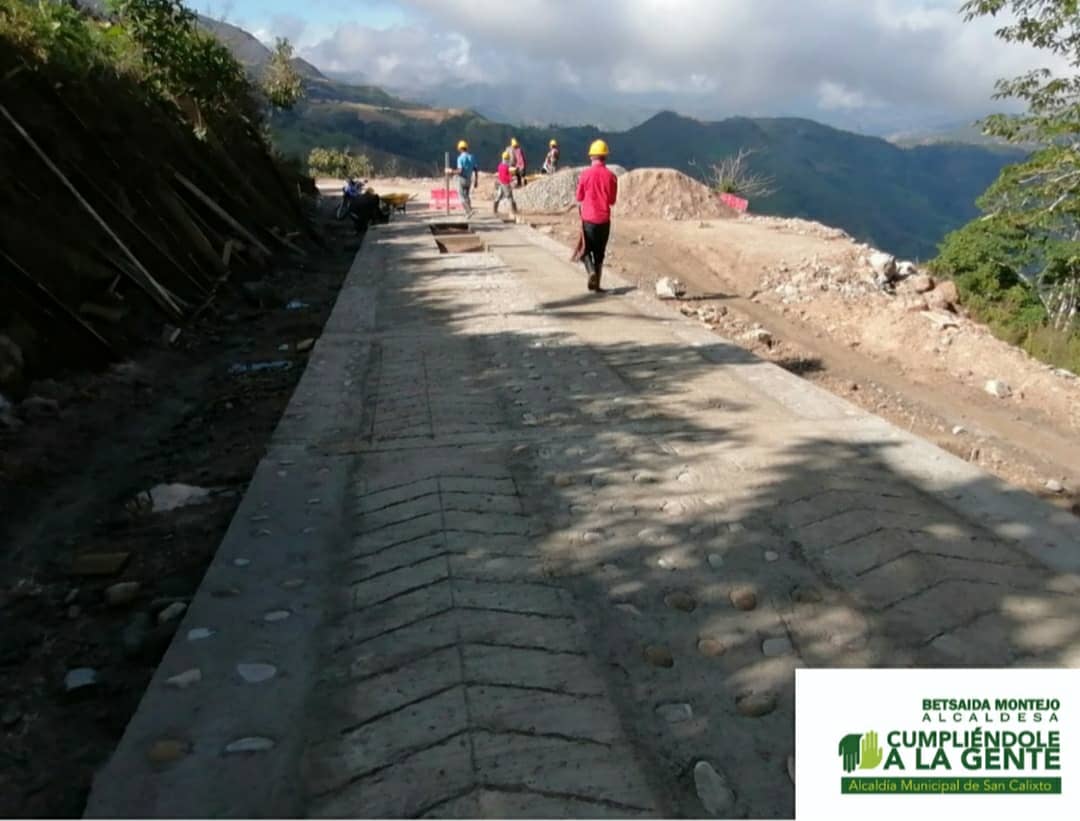 AlcaldiaSanCa's tweet photo. Avanzan los trabajos en la obra placa huella en la vía que comunica a #SanCalixto- Vistahermosa, en cumplimiento a los acuerdos de Paz. 
Obra #PDET,  gestión de la Alcaldía   en #Catatumbosostenible,  liderado por @PosconflictoCO y  @RenovacionCo con recursos de OCAD PAZ. https://t.co/WcWLJkLCdi