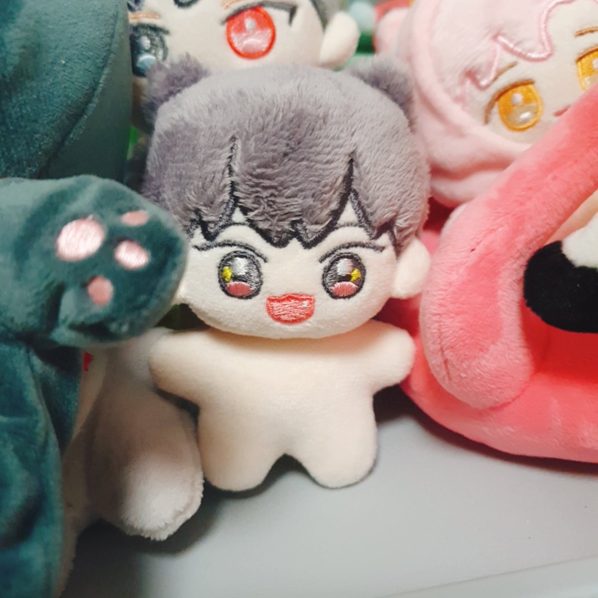 안녕하세요! 오랜만에 인사드립니다. 다름이 아니라 샘플의상 제작이 완료 되었지만 통관이 길어져 아직 총대가 수령하지 못한 상태입니다 😭수령하는 즉시 공유드리도록 하겠습니다! 조금만 더 기다려주세요! 감사합니다.