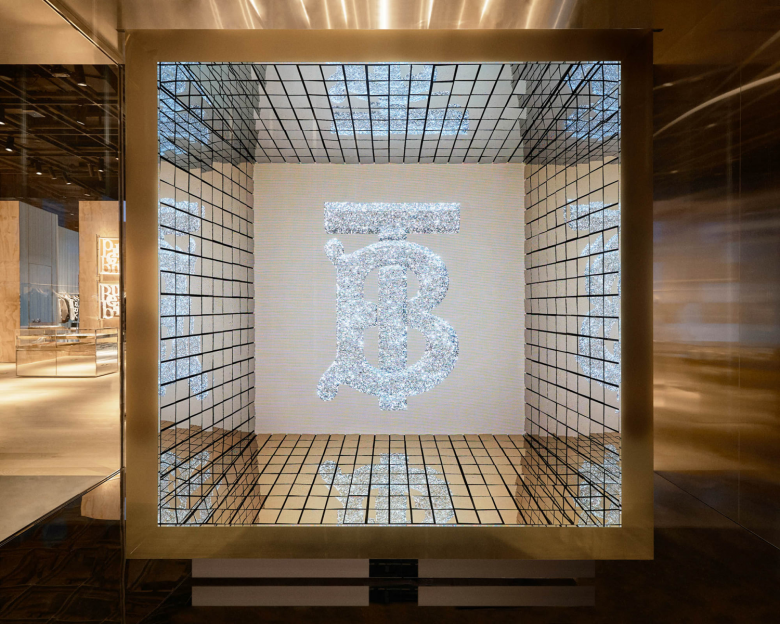 INSTORE_ESP's tweet photo. Luxury Retail Magazine nos presenta Burberry Open Spaces en Shenzhen, China. Proyecto que implementa tecnología ofreciendo al consumidor una experiencia de compra incomparable. 
#customerexperience #retail #burberry #china #Burberryopenspaces
https://t.co/4k8WBzNjYG https://t.co/FF7ZHWXfu9