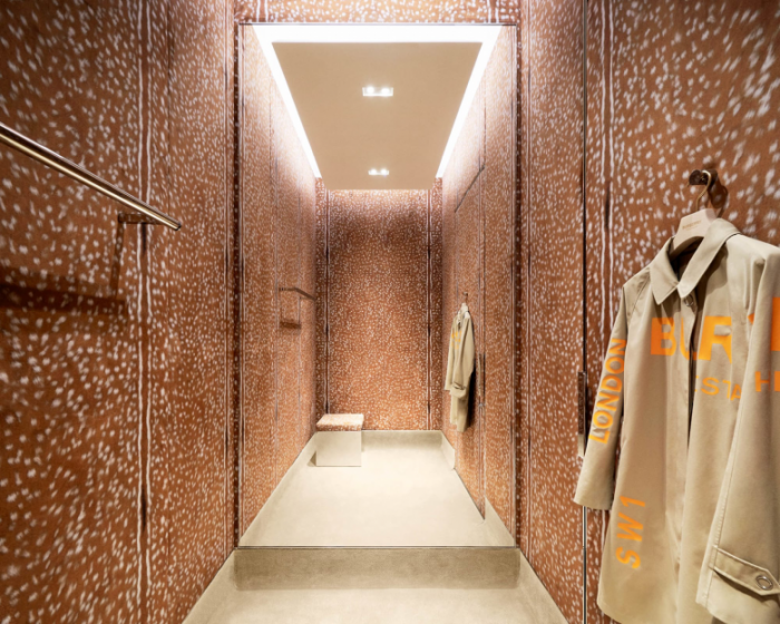 INSTORE_ESP's tweet photo. Luxury Retail Magazine nos presenta Burberry Open Spaces en Shenzhen, China. Proyecto que implementa tecnología ofreciendo al consumidor una experiencia de compra incomparable. 
#customerexperience #retail #burberry #china #Burberryopenspaces
https://t.co/4k8WBzNjYG https://t.co/FF7ZHWXfu9