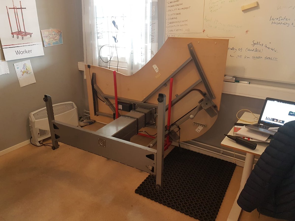 Multitrolley's tweet photo. Our very own employee, John, got a new desk. It weighs more than 70 kg but he didn´t even break a sweat. #move #easy #lift #furniture https://t.co/u5wlScNLM1