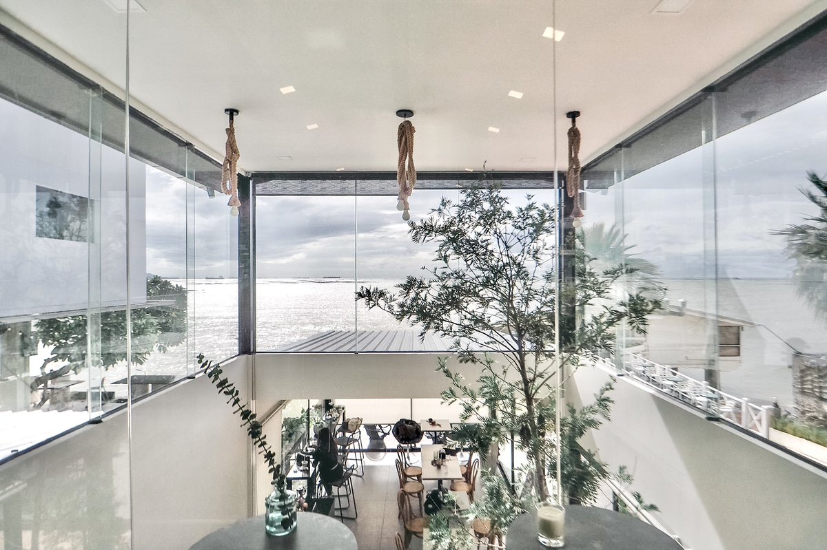CafeStoryTH's tweet photo. .
#รีวิว Prave Cafe 🏡☕️⛅️🍃 #ชลบุรี 
.
คาเฟ่บรรยากาศดี วิวหลักล้าน ที่จะพาเราจิบกาแฟไปพร้อมๆกับอิงแอบแนบชิดทะเลแบบใกล้ชิด มีทั้ง Espresso Bar และ Slow Bar  เอาใจคอกาแฟแบบกันแบบสุด ดีงามไปกว่านั้นคือมุมถ่ายรูป สวยๆ ปังๆ เพียบ! https://t.co/S0Trh5F7jw