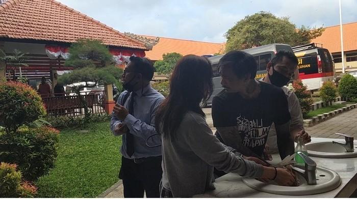 #Foto Jerinx yang selama ini menantang protokol kesehatan, akhirnya mencuci tangannya sebelum ditahan di Polda Bali. Berikut momennya: #Jerinx #JerinxSID

Selengkapnya di detik.id/6eOET9
Foto: Dok. Istimewa