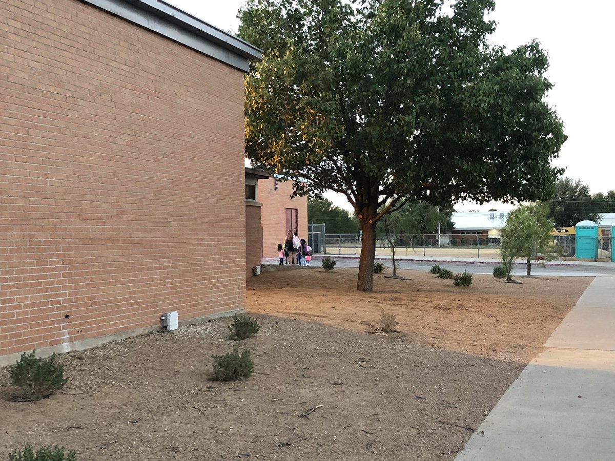 RachelRippKMBC's tweet photo. It’s the first day of school for students at ECISD today!🍎📝📚Classes at all the elementaries start at 7:40 a.m. #firstdayofschool #rosselementary #ECISD #fall2020 #COVID__19 https://t.co/NUbWyo3qEt