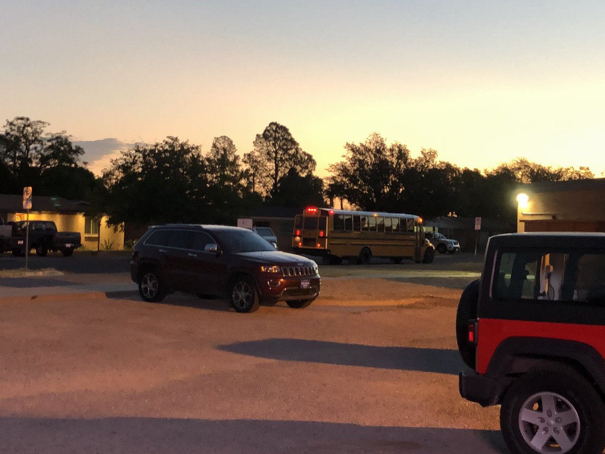 RachelRippKMBC's tweet photo. It’s the first day of school for students at ECISD today!🍎📝📚Classes at all the elementaries start at 7:40 a.m. #firstdayofschool #rosselementary #ECISD #fall2020 #COVID__19 https://t.co/NUbWyo3qEt