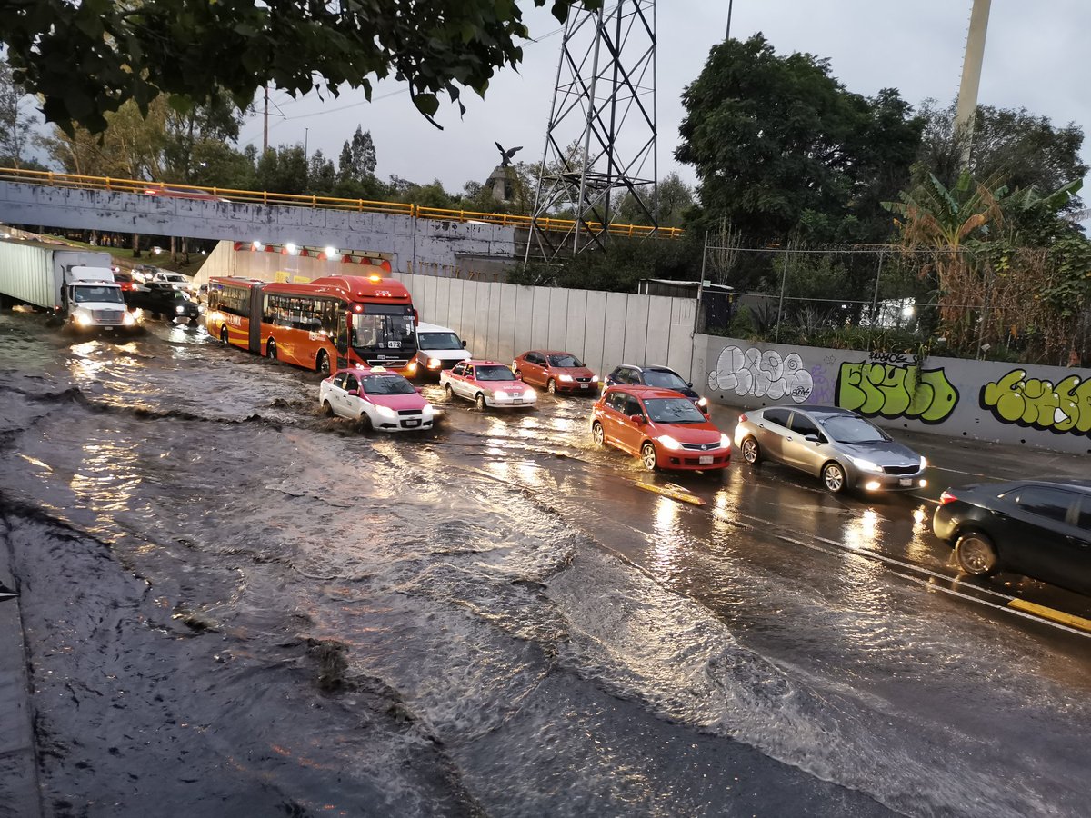 grawperez's tweet photo. Encharcamientos sobre av prolongación Guerrero y Circuito interior, precauciones por los que circulan por esta zona esto es en la col. Santa María Insurgentes. @AlcCuauhtemocMx @RedVialRC https://t.co/cTgpHkBFFJ