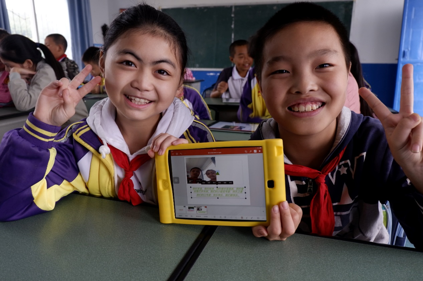 Merck_Elec's tweet photo. Did you know? We actively bring #CuriosityLabs about #LiquidCrystal, #Pigments and #Semiconductors on campus to empower teenagers all over the world to discover the possibilities of #STEM! #Youthday. (pictures taken pre Covid). https://t.co/cANLO2YOHe