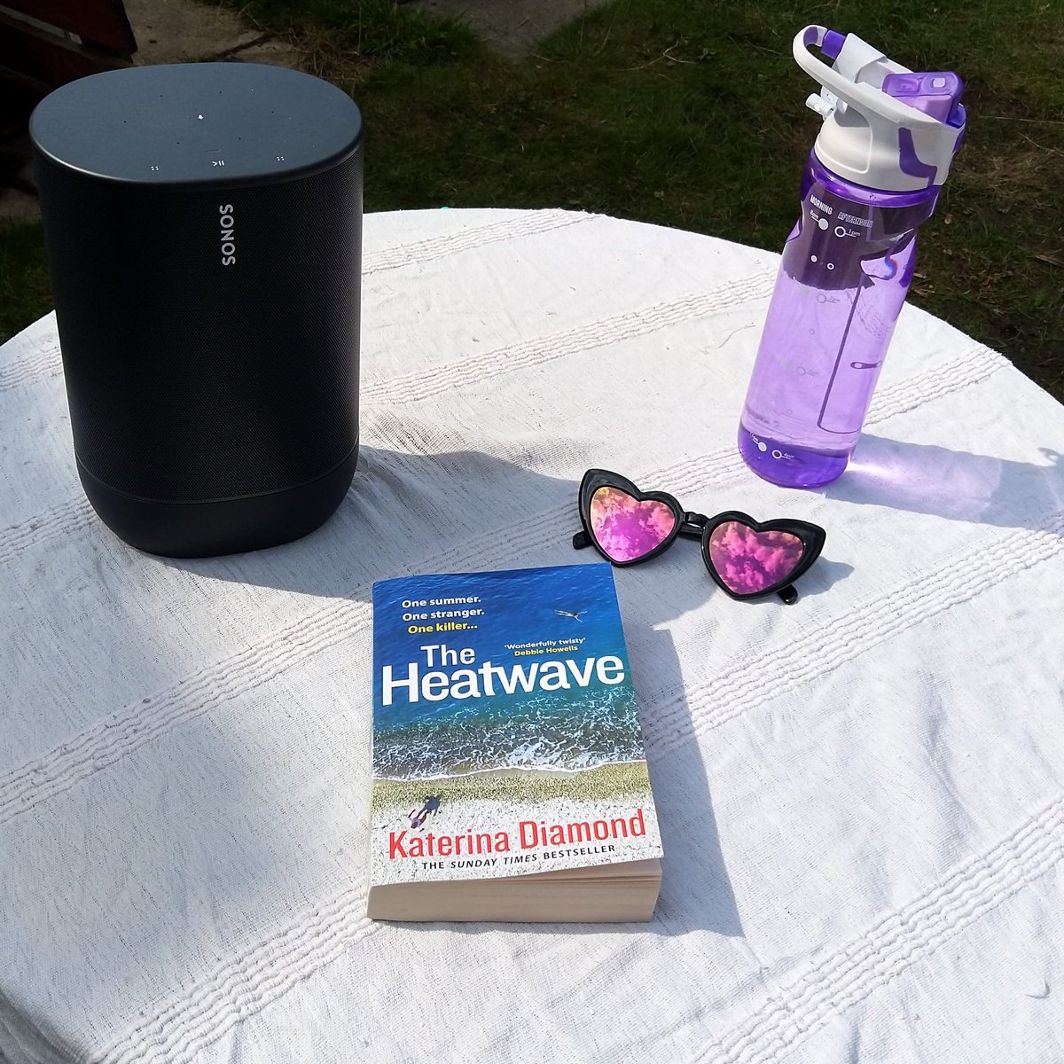 smbslt's tweet photo. #dayoff very much need a #chill day, fell down the stairs last night in the wee hours 🤭🙈 total riot.  #sun is shining, swing bench sorted, #80s on #absoluteradio #sonosspeaker #book #reading #TheHeatwave #author #KaterinaDiamond #AvonBooks 🤘 xxx https://t.co/b5jBkC71an