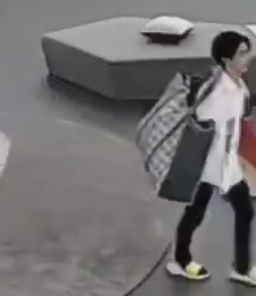jellyjayke_'s tweet photo. why is Jake’s bag look bigger than him lmao https://t.co/MLTYPqYUWt