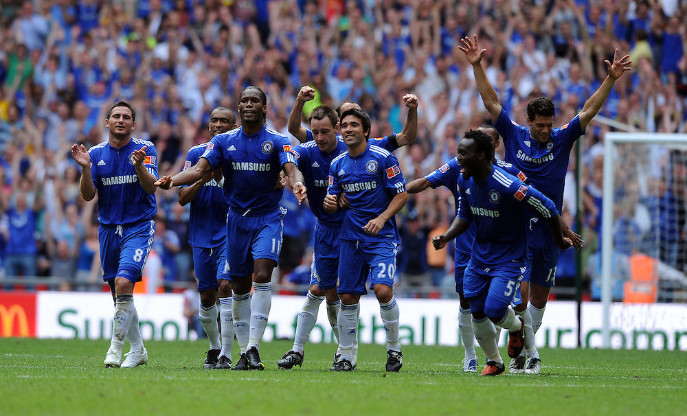 Chelsea’s main 2009/10 starting lineup consisted of SEVEN international captains.

Terry 🏴󠁧󠁢󠁥󠁮󠁧󠁿 
Essien 🇬🇭 
Ballack 🇩🇪 
Čech 🇨🇿 
Ivanović 🇷🇸 
Drogba 🇨🇮 
Carvalho 🇵🇹 

Leadership in abundance.