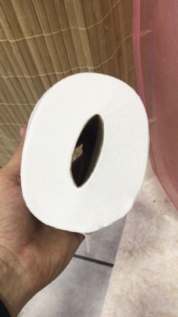 caumarqs's tweet photo. Alôôô empresas de papel higiênico... bola um jeito de embalar os rolo, esmagado assim ele não desempenha legal não! https://t.co/Gj6EtVbdxu