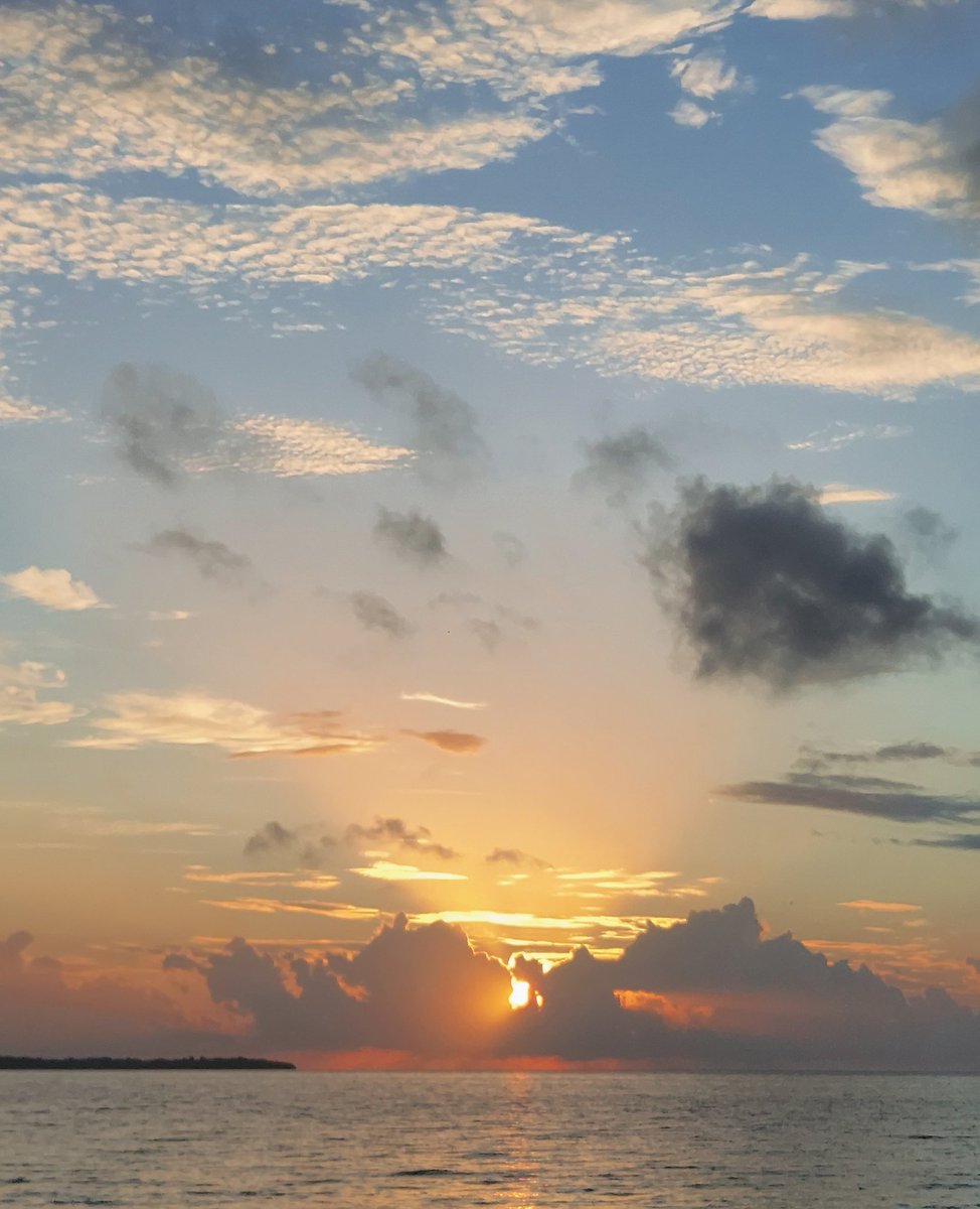 Muchas veces me quedo con la intensión de compartirles más imágenes,ya que cada mañana la bahía de Chetumal nos regala sorprendentes amaneceres, así como la vida,pero hoy les dejo  este momento