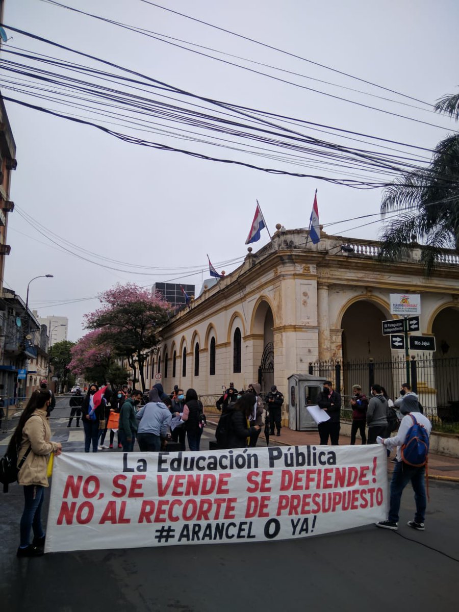 CEUNA_py's tweet photo. *🔥[AHORA]* Universitarias y Universitarios se movilizan en el Microcentro por la aprobación del Proyecto de #ArancelCero SIN MODIFICACIONES

#ArancelCeroYa 
#NOalaModificacion
#ProhibidoPostergar https://t.co/6bThusQymf
