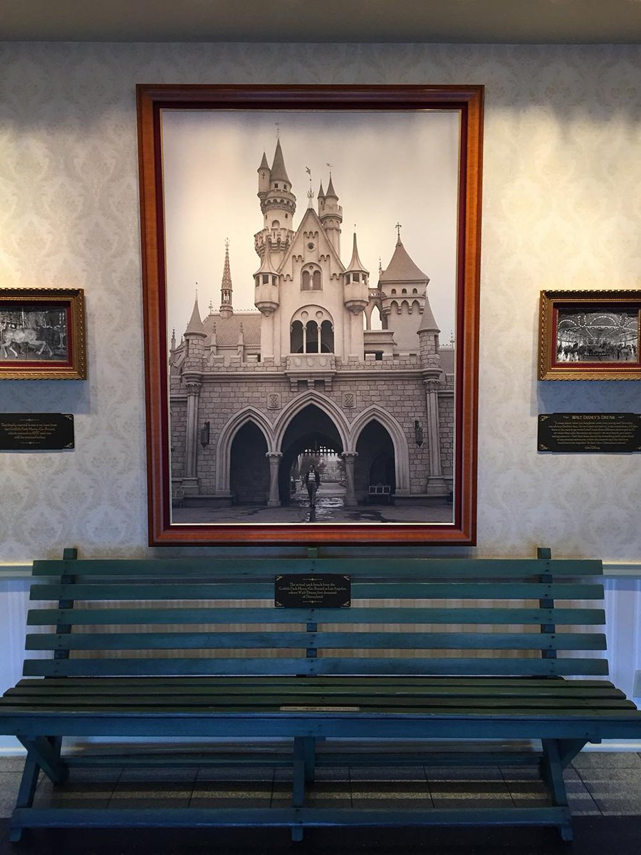 Dans la mythologie Disney, c’est en regardant ses filles sur le carrousel du Griffith Park que Walt a élaboré l’idée d’un parc pour que parents et enfants jouent ensemble. Le manège existe toujours, et un des chevaux ainsi que LE banc de Disney sont désormais exposés à Disneyland