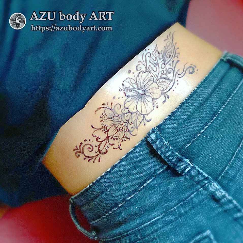 腰にハイビスカス 二の腕の内側にシンプル蛇 #ジャグアタトゥー大阪