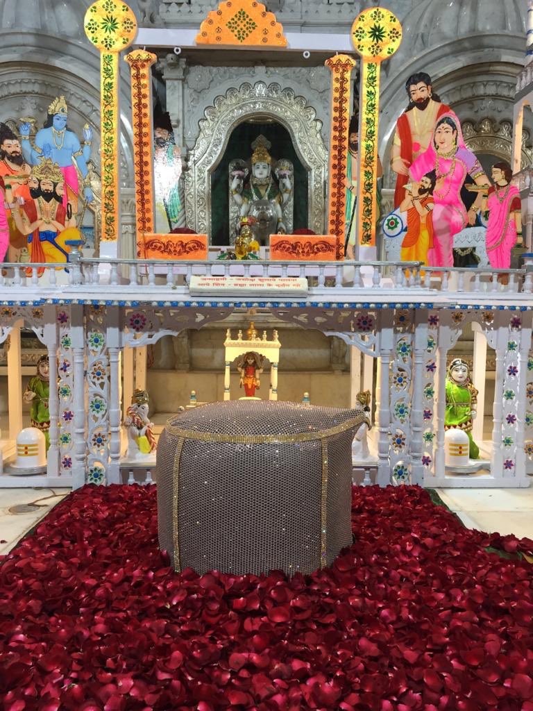 SbpTemple's tweet photo. 🙏🏻ॐ नमः शिवाय 🙏🏻
आज की १८वी घी पूजा 
दिन :- बुधवार
ता :-१२-०८-२०२०
            || जन्माष्टमी ||
 || जशोदा झुलावे पालना आये शिव-ब्रम्हा लाला के दर्शन को ||
        🙏🏻*हरि ओम्*🙏🏻 #BabulnathMandir https://t.co/ey0t5JlXQh