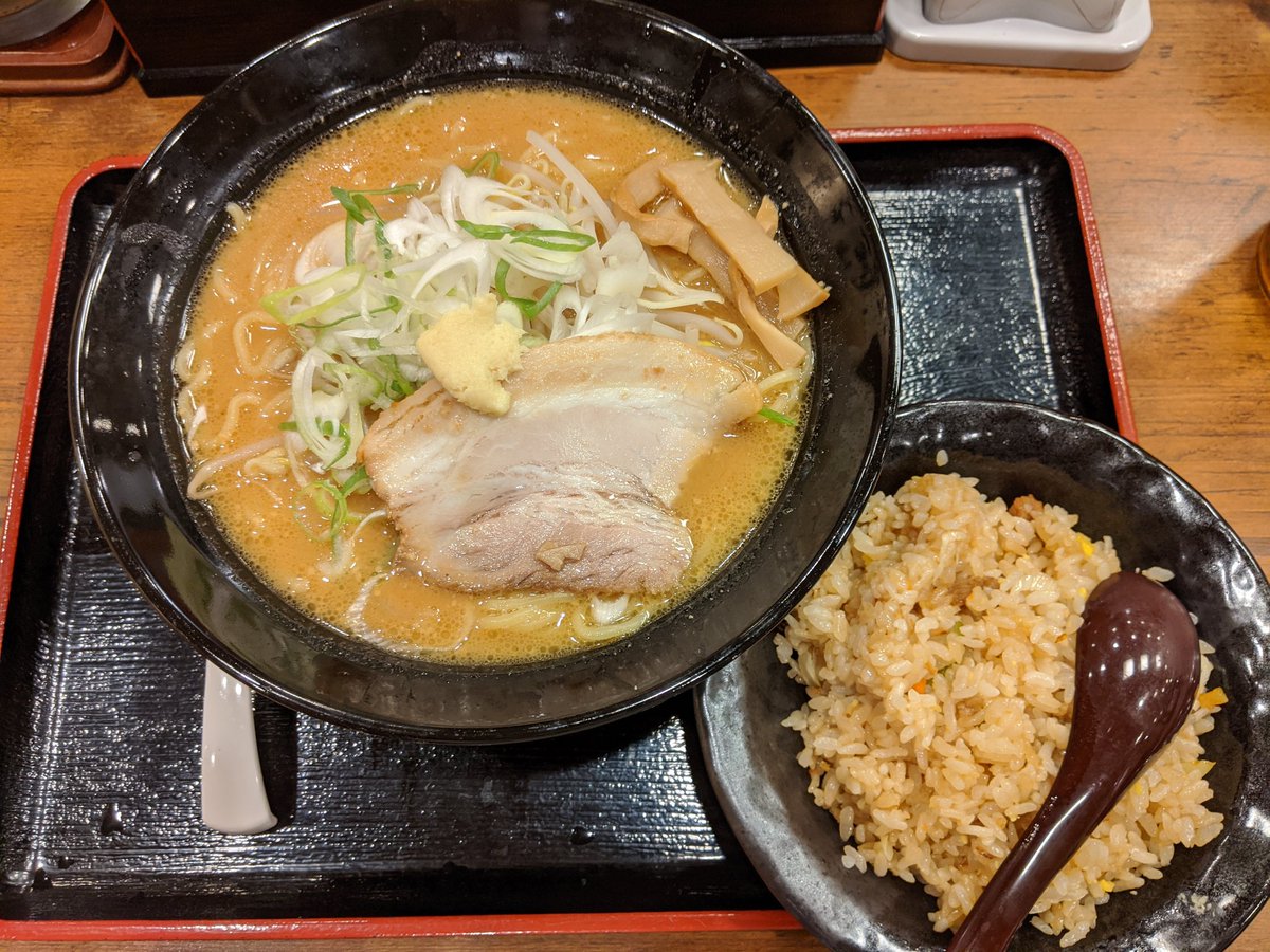 たかしげん 年度末とか 年末とか 月末とかキライ 無性にラーメンがたべたぃ ってわけで仕事終わりで遠回り 以前はよく行ってたんだけどなぁ 糀谷の一鶏堂 いっこくどう おすすめに弱い私は味噌ラーメンに半チャーハンセット