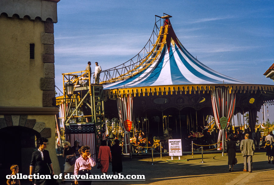 Et c’est ainsi que le carrousel de Disneyland a pris place dès l’inauguration, en plein centre de la cour du château, et fait partie des très rares attractions à exister dans une forme quasi similaire dans TOUS les Royaumes Enchantés Disney du monde !