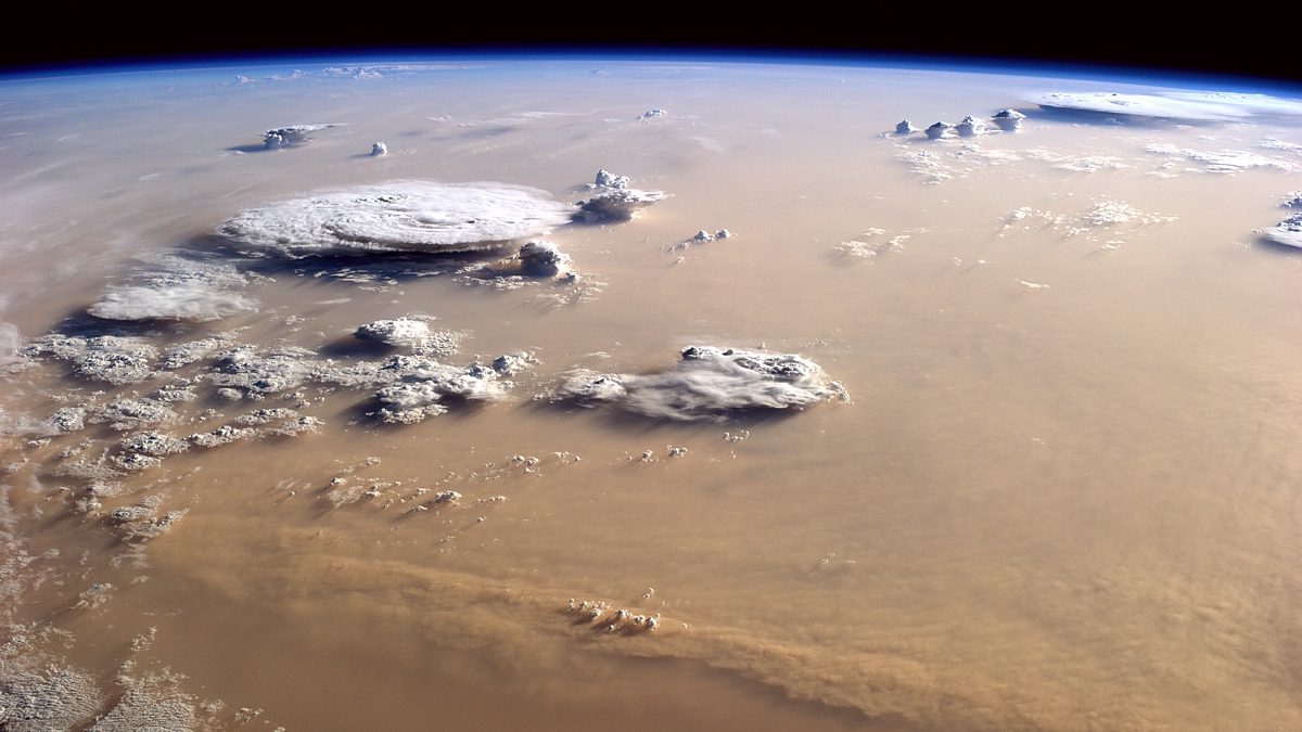 wonderofscience's tweet image. Seen from the International Space Station this massive dust storm covering the Sahara Desert makes the Earth look like another planet.