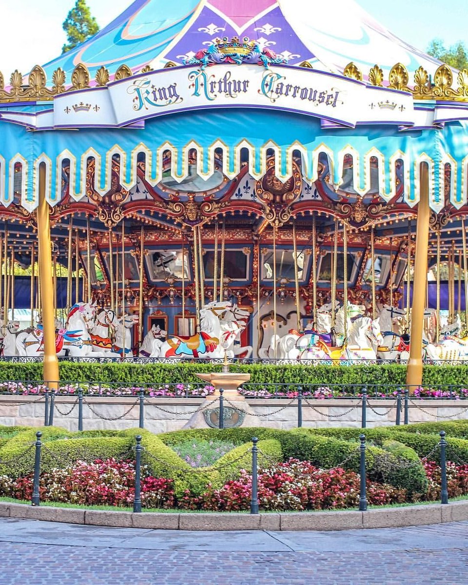 1955 – Disneyland Le carrousel du Roi Arthur est inauguré avec le parc. C’est un modèle historique datant de 1922, rénové, avec de nouveaux chevaux pour un total de 72 destriers ! Si son nom le rapproche du Classique Merlin l'Enchanteur, il n'y a aucun autre rapport