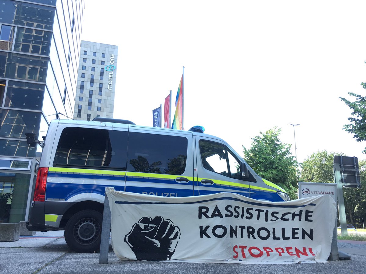 copwatch_hh's tweet photo. Stoppt die rassistischen Kontrollen! Wir sind noch bis 18 Uhr hier &amp; begleiten den Gerichtsprozess mit einer solidarischen Kundgebung vor dem Verwaltungsgericht. Kommt vorbei!  #CopwatchHH #norphh #Polizeiproblem #banracialprofiling https://t.co/glNv25u1e0