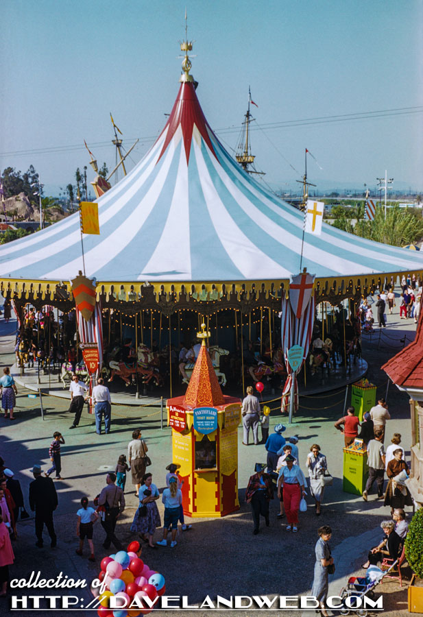 1955 – Disneyland Le carrousel du Roi Arthur est inauguré avec le parc. C’est un modèle historique datant de 1922, rénové, avec de nouveaux chevaux pour un total de 72 destriers ! Si son nom le rapproche du Classique Merlin l'Enchanteur, il n'y a aucun autre rapport